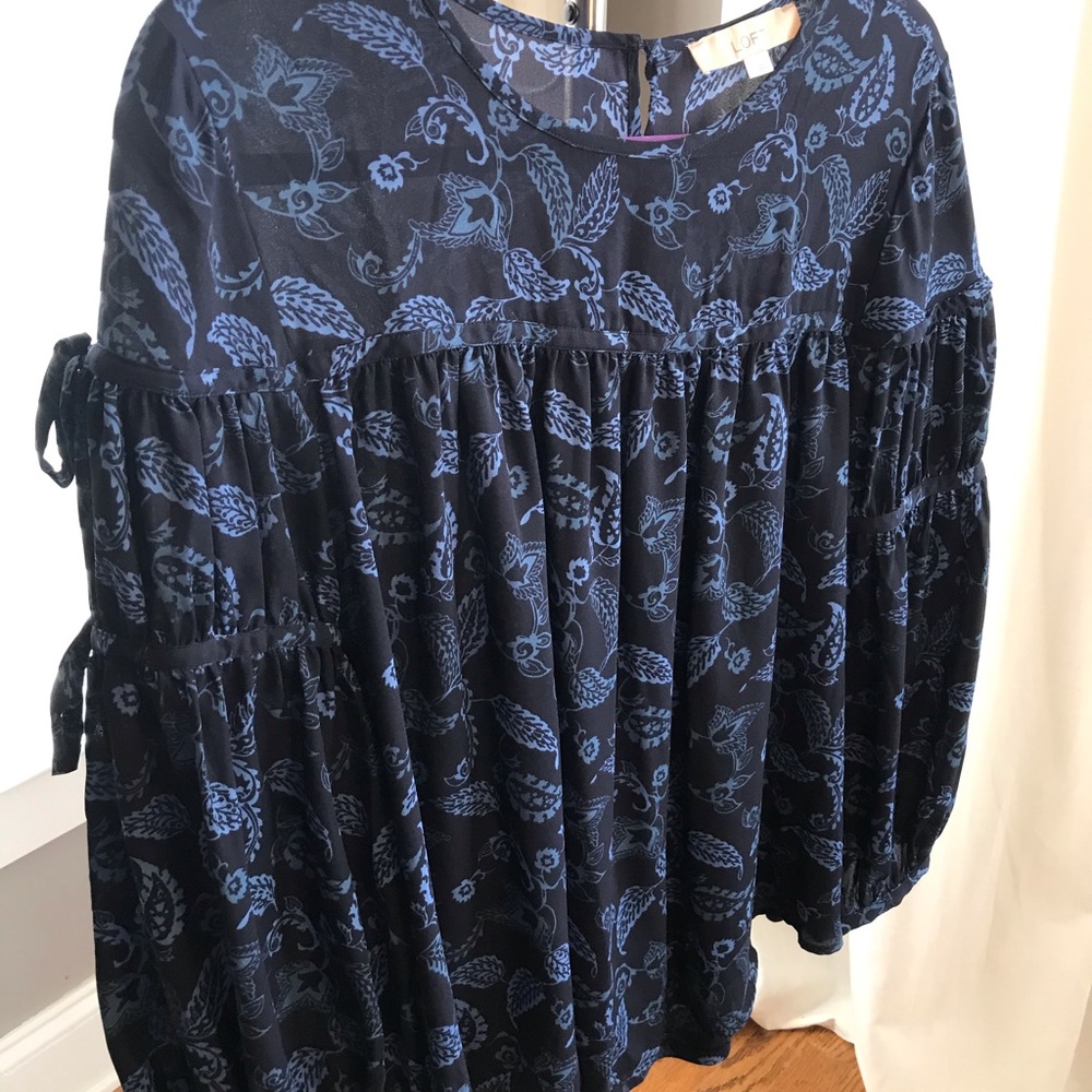 Loft Blouse w/ tie sleeves, Black w/ Blue Floral
